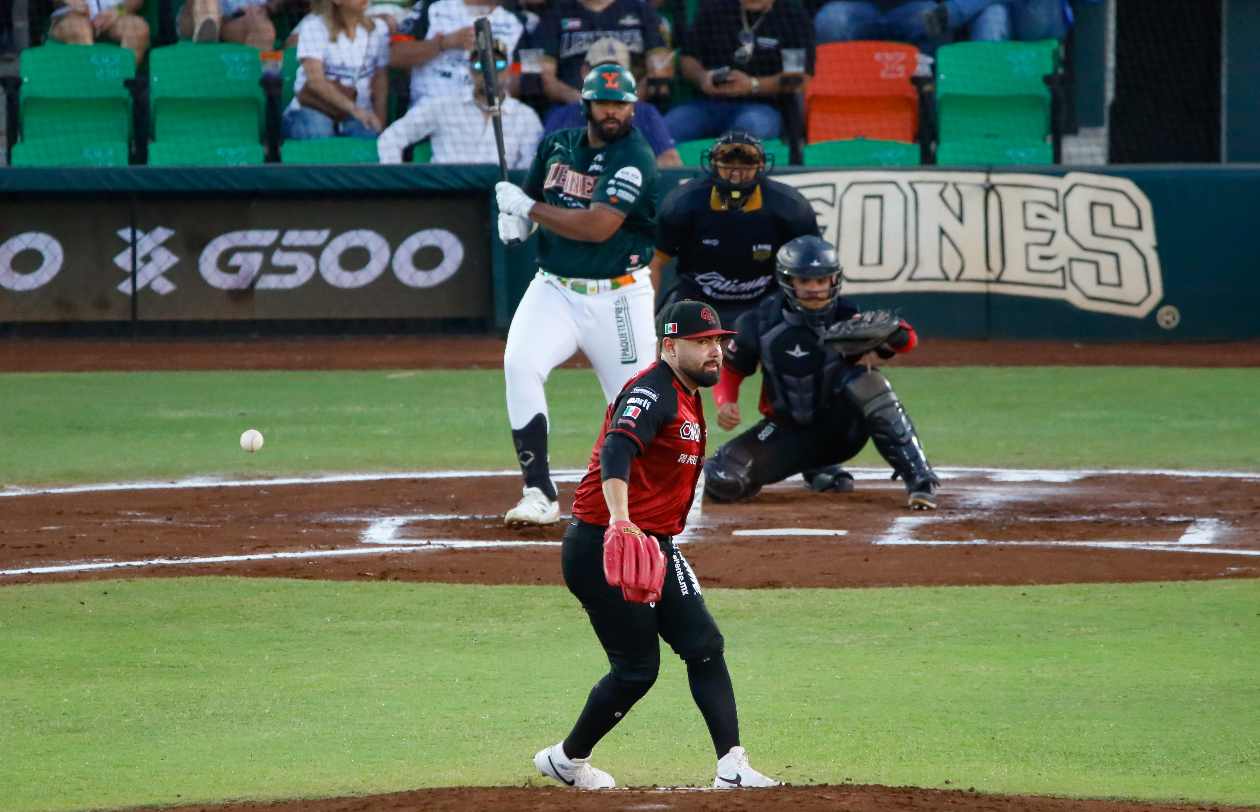 Con un feroz rugido en la primera entrada, los melenudos consiguieron el triunfo en el tercer juego