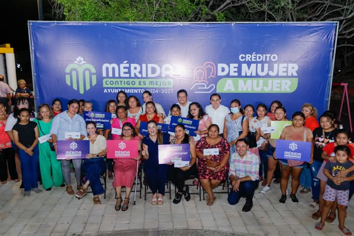 De mujer a mujer, entrega Cecilia Patrón créditos para apoyar a emprendedoras.