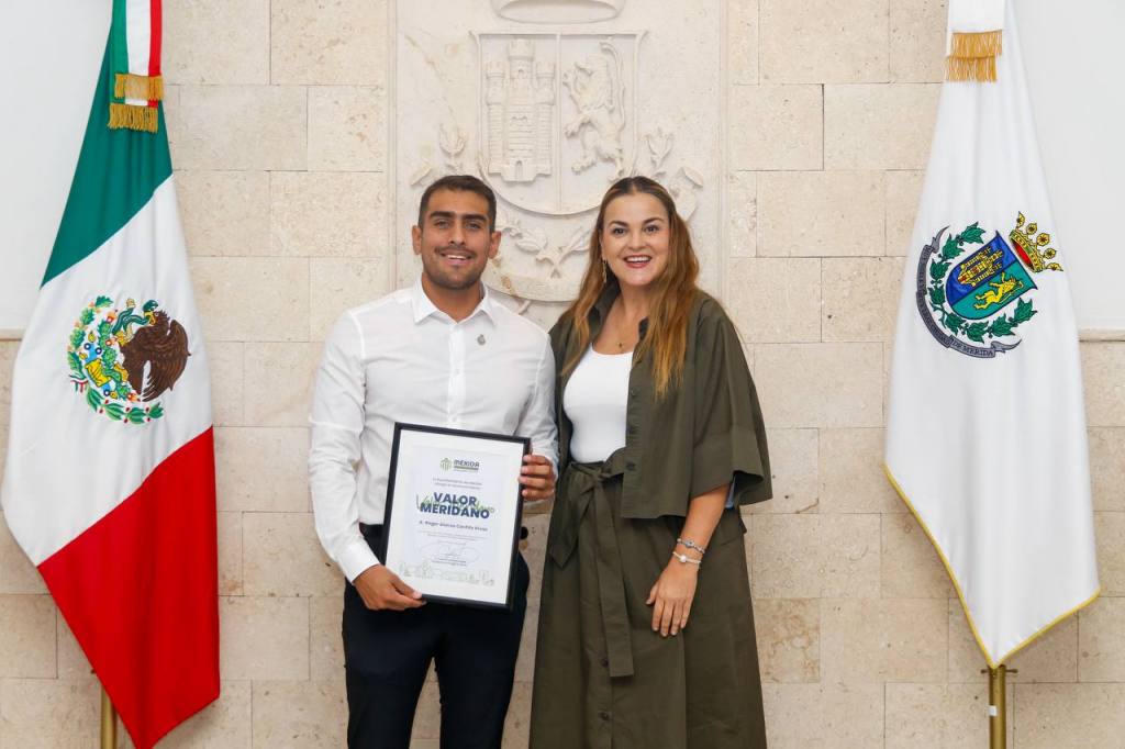 Cecilia Patrón reconoce con “Valor Meridano” a piloto aviador que salvó 215&nbsp;vidas.