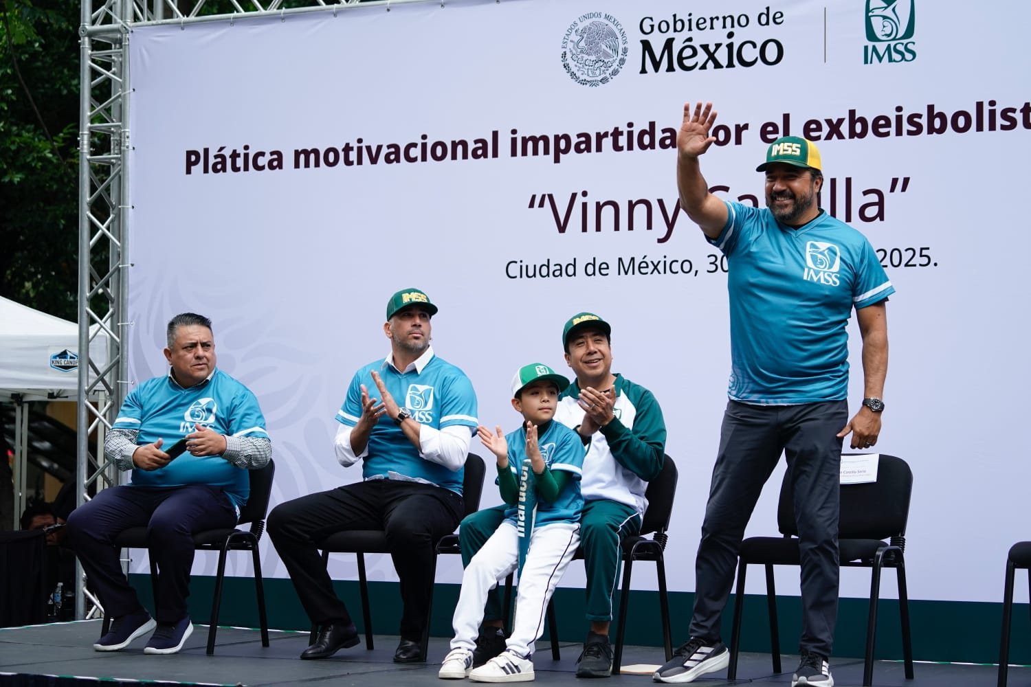Leyendas del beisbol mexicano dan clínica de bateo a jóvenes deportistas del IMSS