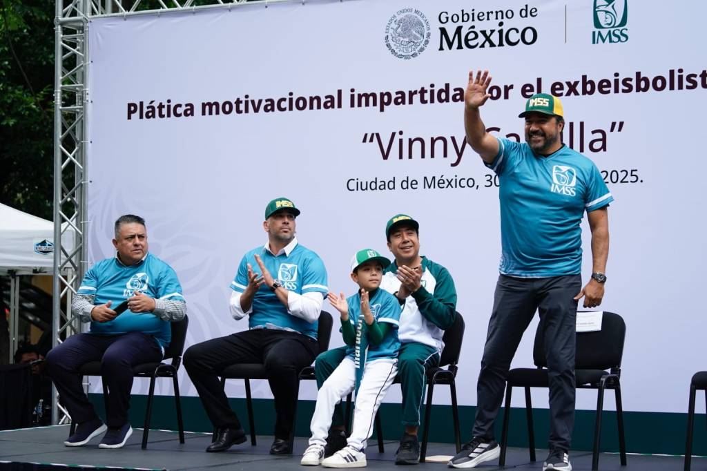 Leyendas del beisbol mexicano dan clínica de bateo a jóvenes deportistas del&nbsp;IMSS