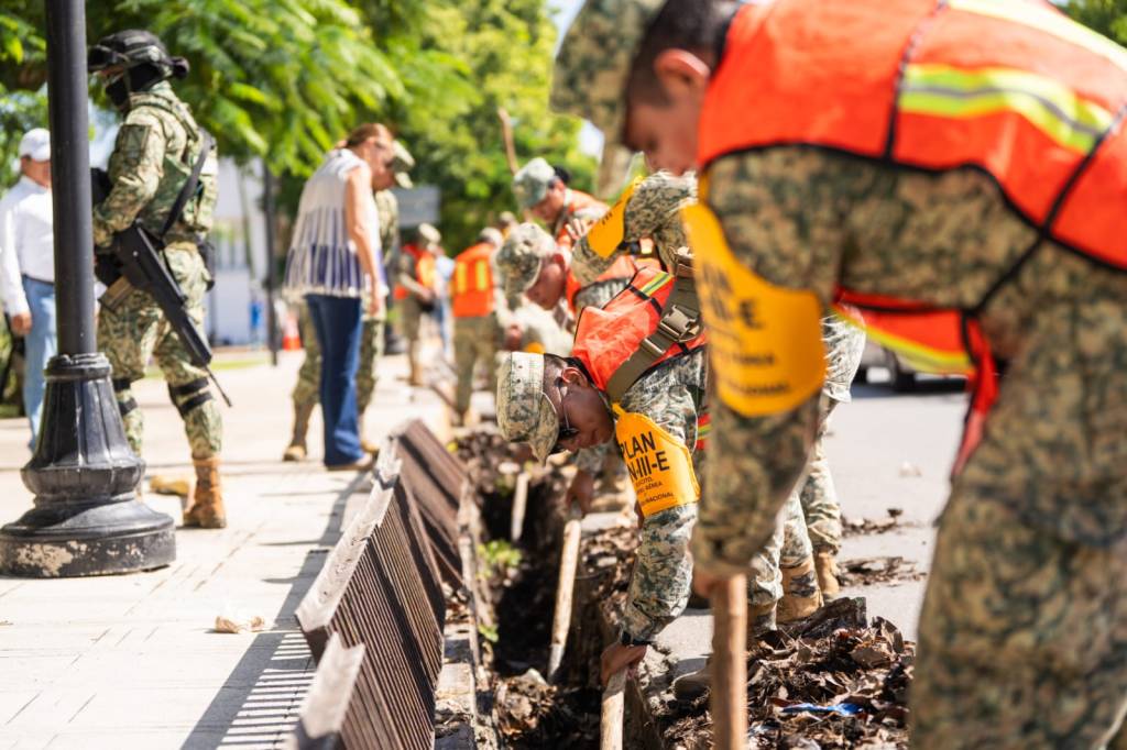 Ayuntamiento de Mérida avanza en limpieza de rejillas con apoyo del Ejército&nbsp;Mexicano
