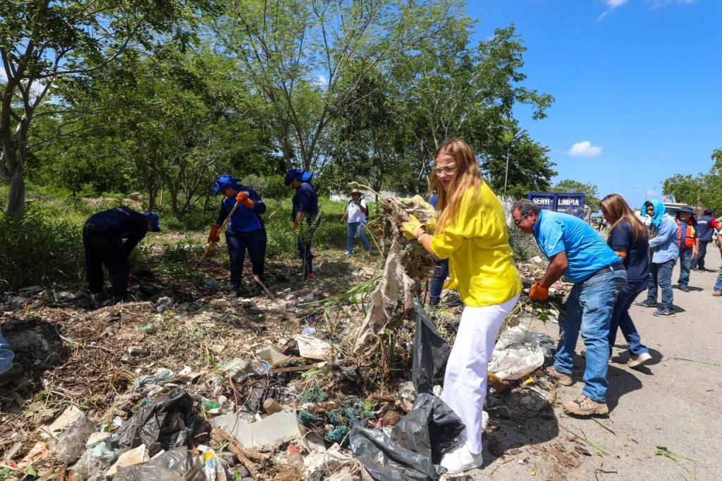 Cecilia Patrón encabeza limpieza en Ciudad Caucel; “Una Mérida limpia es tarea de todos”, afirma la&nbsp;edil.