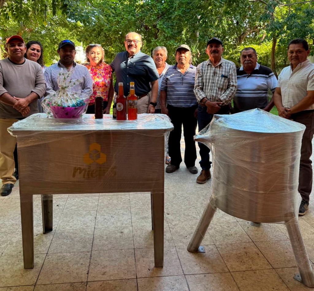 Ramírez Marín impulsa a los apicultores de Izamal, con entrega de&nbsp;equipo