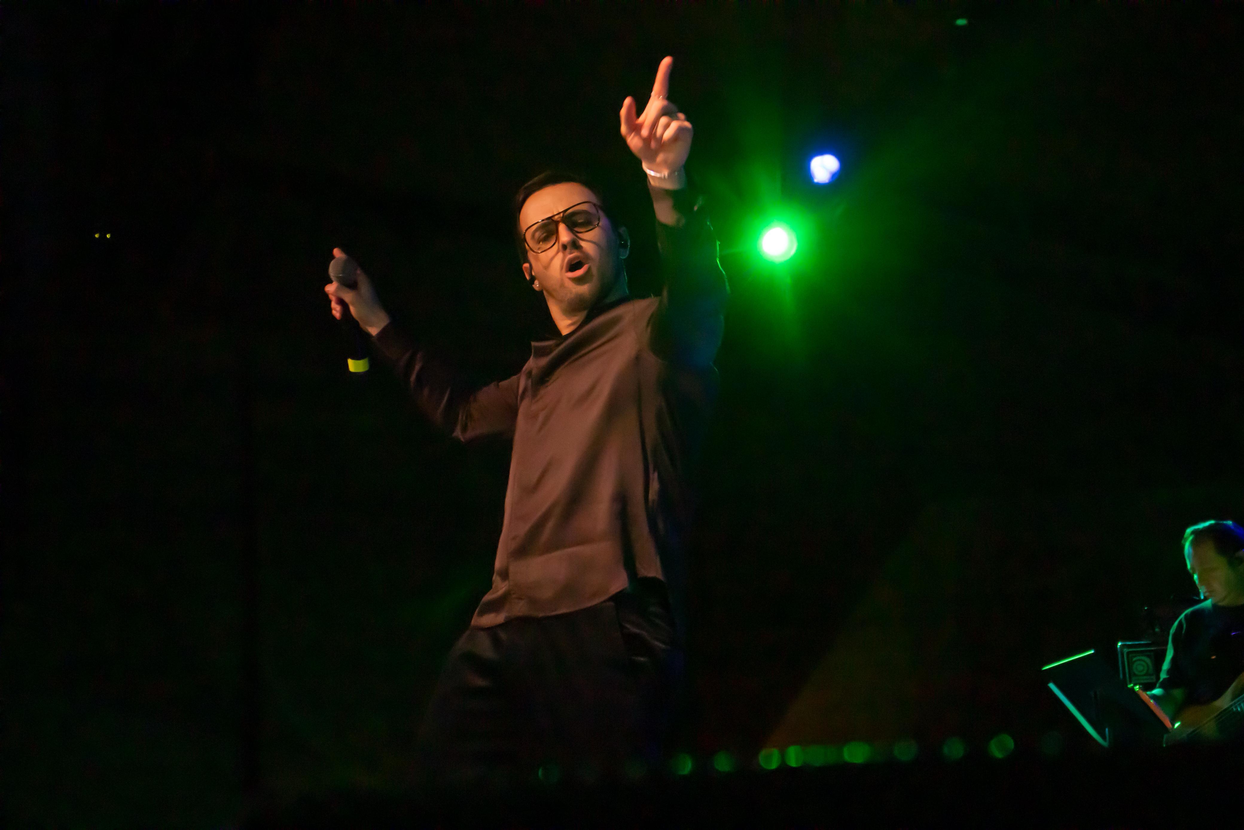 Martín Ricca enamora a sus fans de Mérida con su carisma y talento.