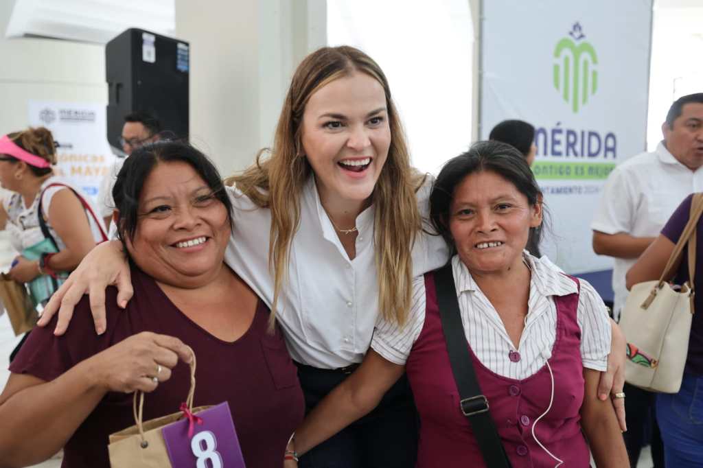 Fortalece Cecilia Patrón la salud y economía de las mujeres con entrega de lentes gratuitos