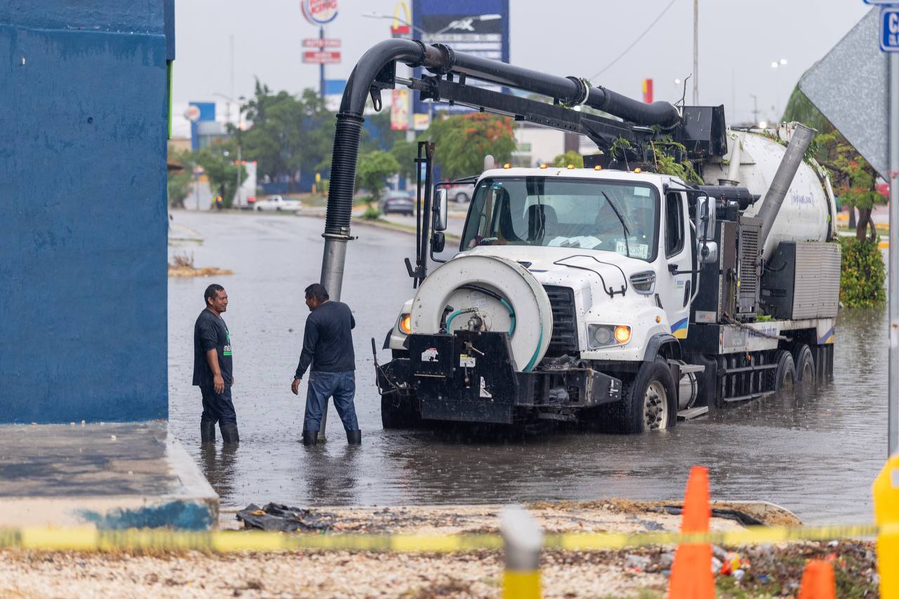 Alcaldesa «todo terreno»: Cecilia Patrón supervisa acciones ante lluvia histórica en Mérida