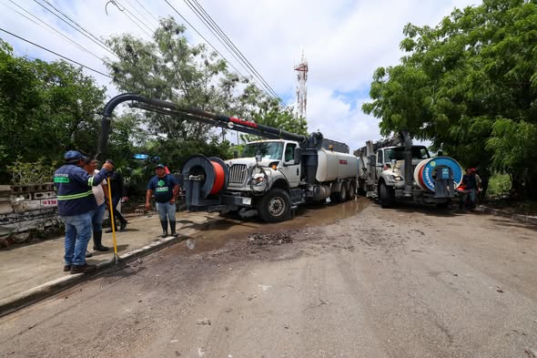 Tras histórica lluvia en Mérida, personal municipal y Ejército limpian rejillas obstruidas por basura de ciudadanos