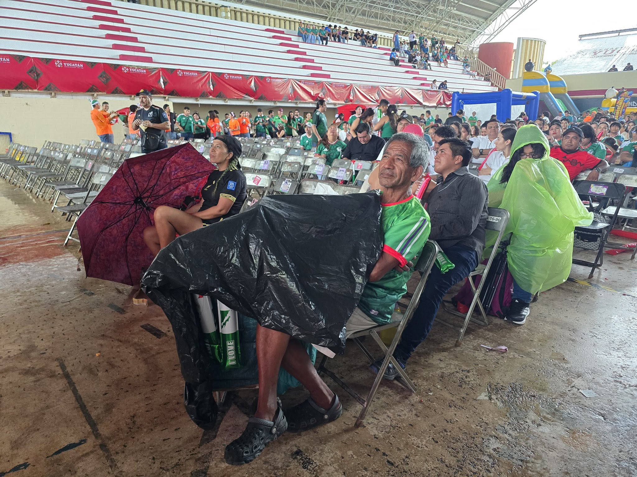 El «Fiasco» Fan de Yucatán: Lluvia, goteras, pantallas apagadas y la orden oficial de «esconder los paraguas» para la foto